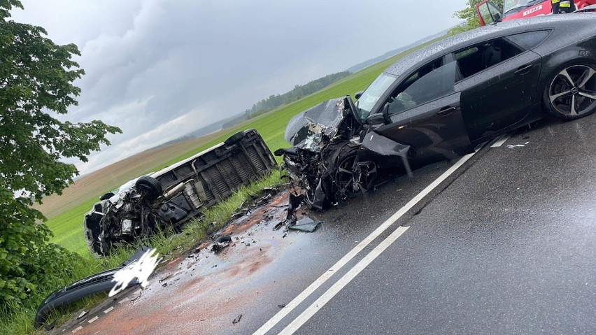 Groźny wypadek w Skorzewie (powiat kościerski). W zderzeniu busa z samochodem osobowym ranne zostały cztery osoby. 29.05.2022