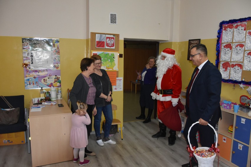 Niesamowite mikołajki w Iwaniskach. Były prezenty i radość najmłodszych. Przy urzędzie pojawiły się dekoracje świąteczne