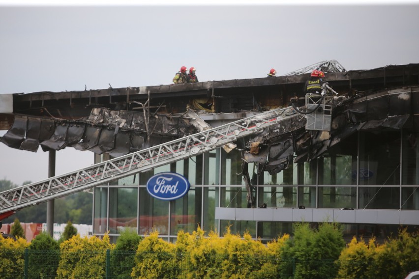 Pożar salonu Forda w Mysłowicach. Płonęło 800 m kw dachu. Co z samochodami? ZDJĘCIA 