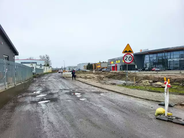 Mieszkańcy skarżą się na dojazd do pracy. Przejazd ulicą Słoneczną jest znacznie utrudniony, bo trwa budowa ringu.