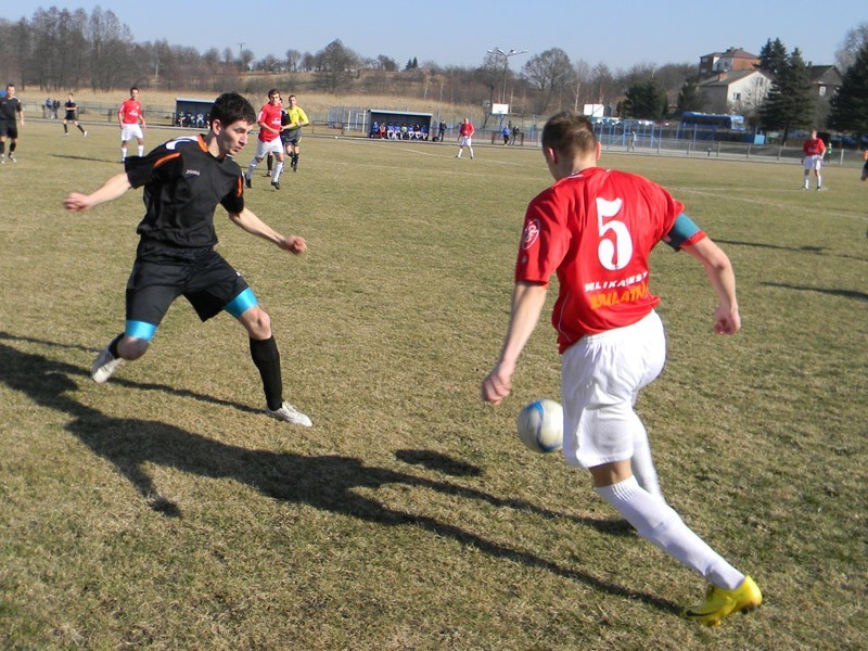 Lechia Sędziszów (czerwone koszulki) pewnie pokonała rywala...