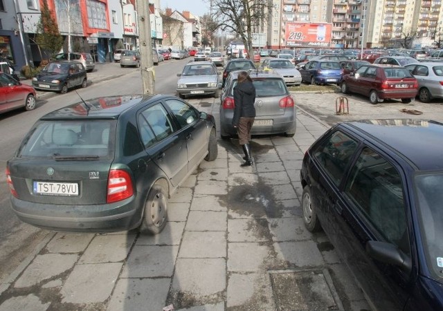 Na ulicy Nowy Świat w Kielcach kierowcy parkują tak, że prawie nie widać chodnika.