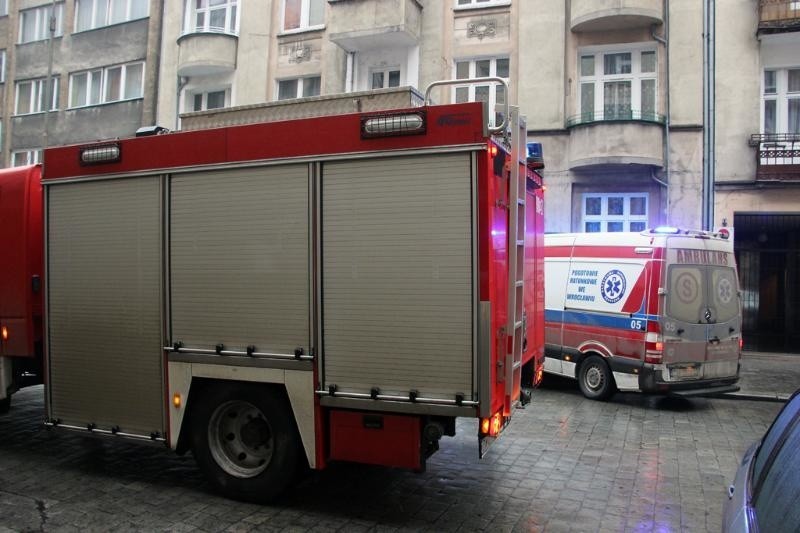 Wrocław: Straż pożarna i pogotowie przy Barlickiego