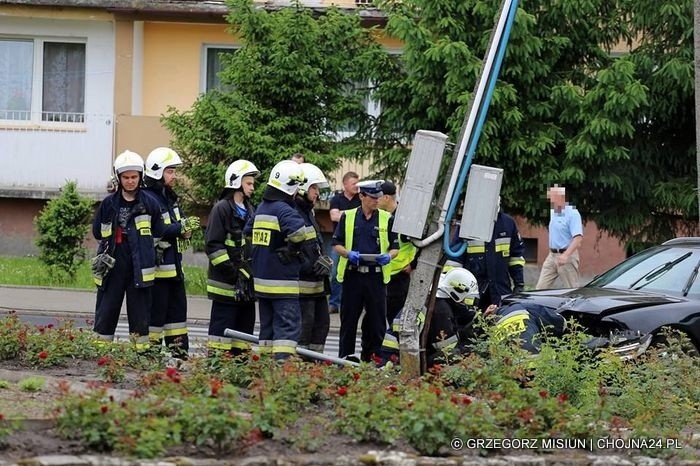 W Chojnie samochód audi wpadł w poślizg i uderzył w słup...