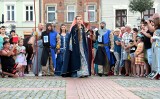 "Wjazd Króla" w Krośnie, czyli rekonstrukcja historyczna z przymrużeniem oka. Zobacz jak mieszkańcy witali Jadwigę Andegaweńską [ZDJĘCIA] 