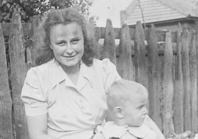 Pani Helena z synem Januszem  po powrocie z Nowej Huty.