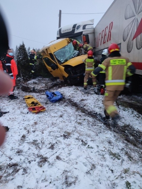 Zderzenie dwóch busów i ciężarówki w Skowronnie Dolnym. Jedna osoba trafiła do szpitala