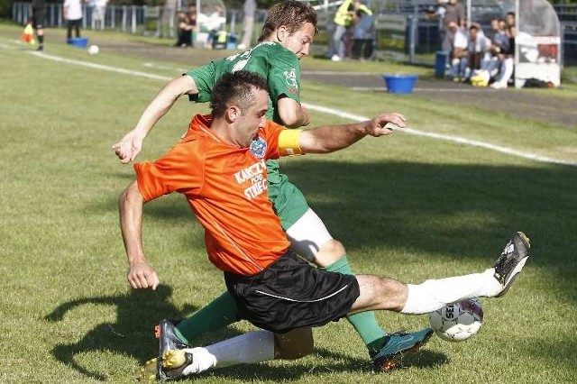 Strumyk Malawa (pomarańczowe koszulki) ograł Strug Tyczyn 4-2.