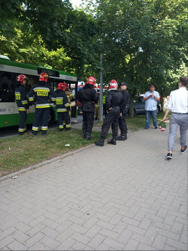 Wypadek na Branickiego w Białymstoku. Autobus zderzył się z osobówką