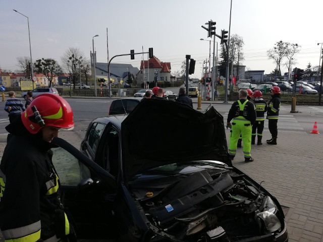 Dwa auta osobowe zderzyły się na skrzyżowaniu przy wjeździe na osiedle Mniszek w Grudziądzu. Trzy osoby przewieziono do szpitala.