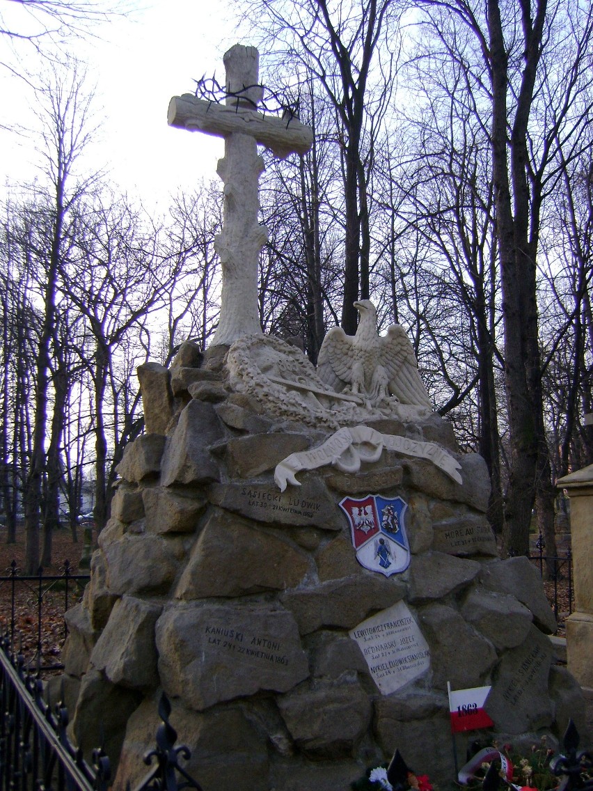 Pomnik Powstańców na cmentarzu w Rzeszowie.