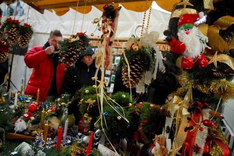 Opole: Jarmark bozonarodzeniowy przy katedrze organizowany...