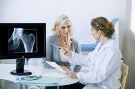 Osteoporoza jest chorobą, która dotyka zdecydowanie częściej kobiety niż mężczyzn