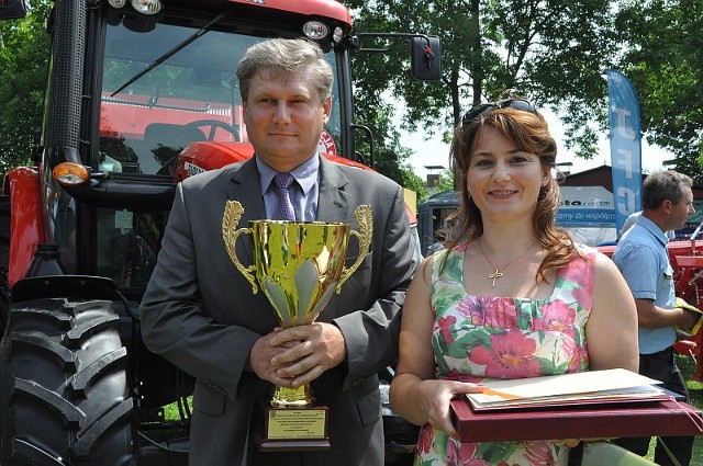 Zwycięzcy w konkursie Bezpieczne Gospodarstwo Rolne 2014: Małgorzata i Jan Smardzowie z Obrazowa