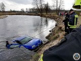 Wypadek Serwatki. Samochód osobowy w rzece Pisa. Pijany kierowca stracił panowanie nad pojazdem [ZDJĘCIA]