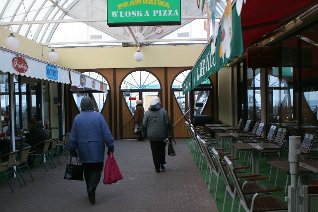 Parking ma powstać pod budynkiem mola, w którym mieszczą się lokale gastronomiczne i pomieścić kilkadziesiąt samochodów.