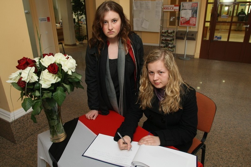 Studentki Anna Chebdowska i Katarzyna Rutkowska oddały hołd...