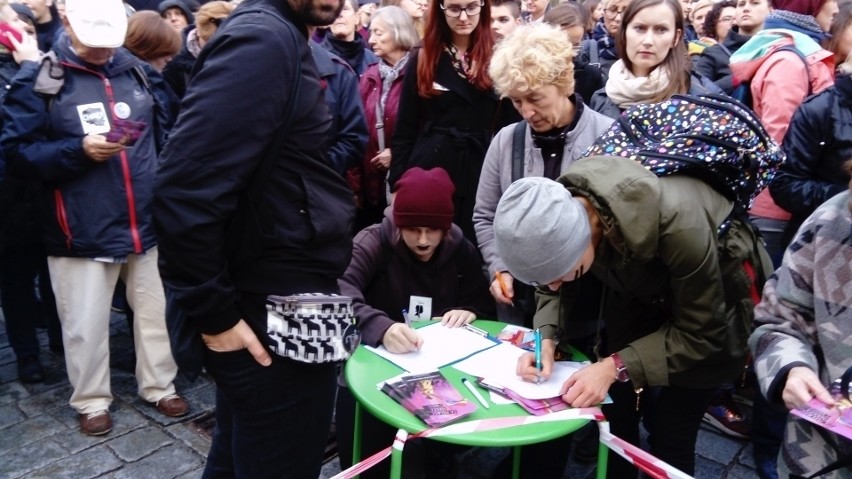 Czarny Wtorek we Wrocławiu. Marsz i protest w Rynku [ZDJĘCIA]