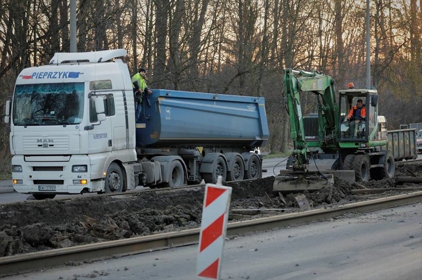 Remont torowiska na al. Solidarności. Zobacz, jak postępują prace [ZDJĘCIA]