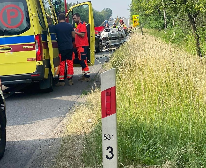 Kierujący Audi A8 mężczyzna wjechał w korek aut,...