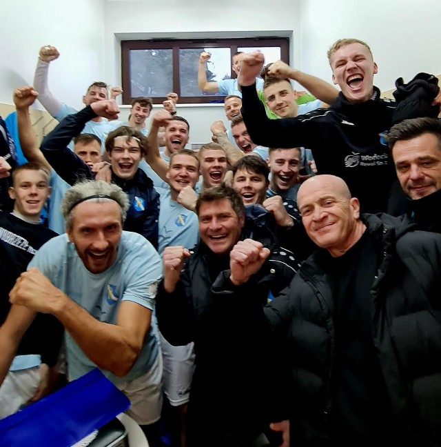 Radość drużyny Wybrzeża Rewal po wygranej nad Błękitnymi.
