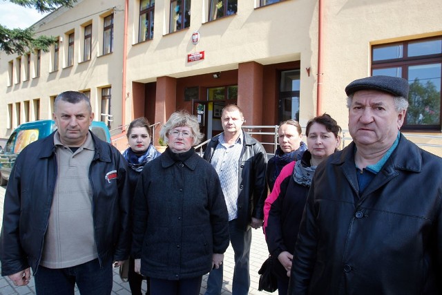 Rodzice uczniów uczęszczających do Szkoły Podstawowej w Hucie Komorowskiej protestują, bo nie chcą, by ich dzieci od września zostały dowożone do VII klasy w Majdanie Królewskim.