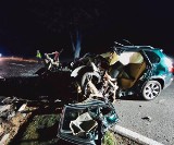 Tragiczny wypadek na trasie Trzcianka - Wrząca. Nie żyje 23-letni kierowca. Uderzył w dwa drzewa