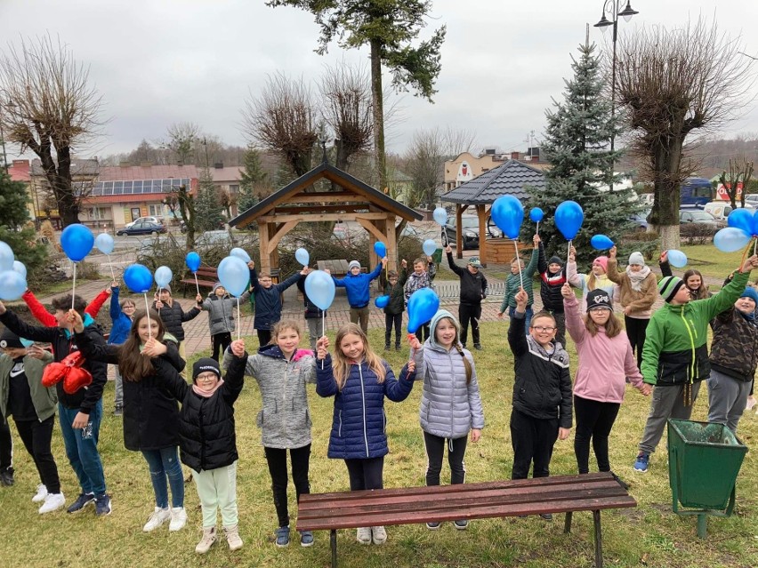 Dzień Świadomości Autyzmu w Tarłowie. Dzieci przeszły w niebieskim marszu. Zobacz zdjęcia 
