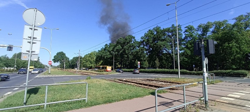 Dym pochodzi z płonącego samochodu osobowego przy ul. Lotniczej we Wrocławiu