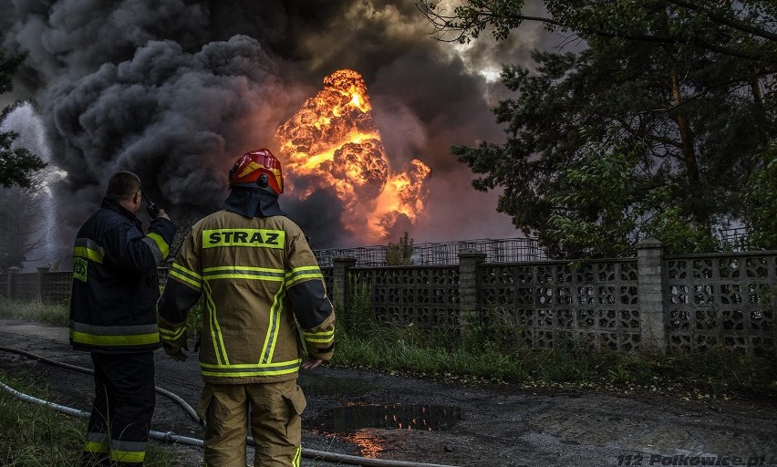Ogromny pożar wysypiska z odpadami chemicznymi pod Głogowem. Zagrożony szyb kopalniany, las i budynki [ZDJĘCIA]