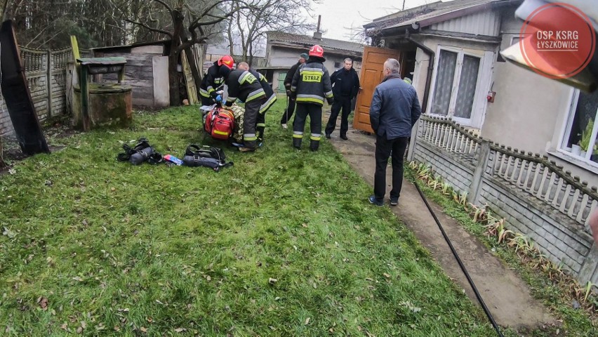 Policjant z Zakładu Kynologii Policyjnej w Sułkowicach z narażeniem życia uratował 87-latka z płonącego domu w Polesiu w okolicach Łowicza