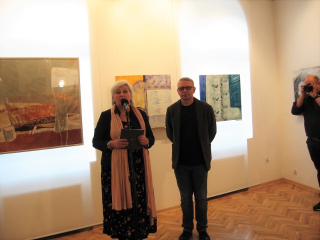 O wystawie mówili Elżbieta Raczkowska, komisarz wystawy i Mariusz A.Dański, jeden z artystow biorących udział w wystawie.