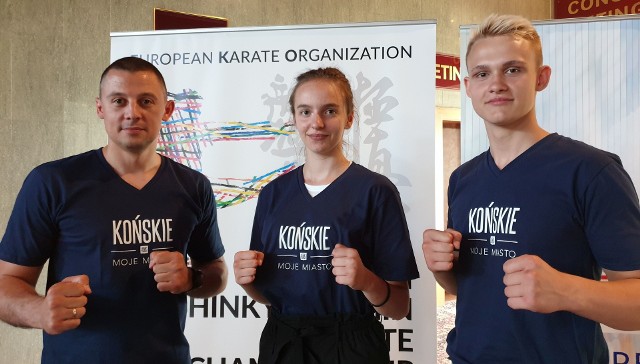 Zawodnicy Koneckiego Klubu Karate Kyokushin z trenerem Mateuszem Garbaczem.