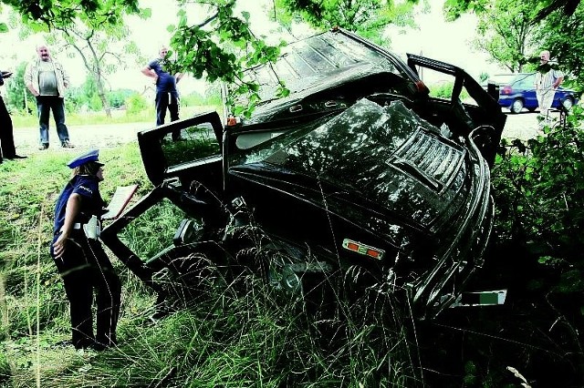 Wczoraj około godz. 12 niedaleko Grabówki rozbił się luksusowy hummer. Kierowca z nieznanych przyczyn zjechał na lewy pas i uderzył w drzewo. 56-latek w stanie ciężkim trafił do szpitala.