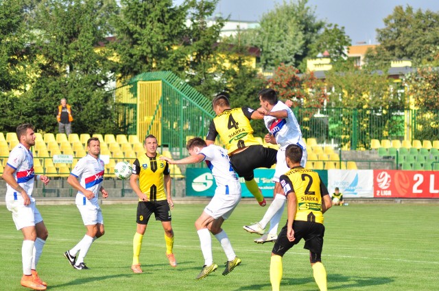 Piłkarze Siarki Tarnobrzeg (w żółtych koszulkach) przegrali wyjazdowy mecz z Odrą Opole.