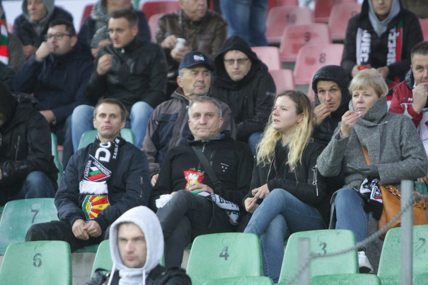 Tylko najwytrwalsi kibice zasiedli na Stadionie Ludowym, aby...