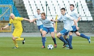 W minioną niedzielę, w swoim ostatnim meczu, piłkarze Hutnika (białe koszulki) pokonali 2-0 LKS Mogilany FOT. WACŁAW KLAG