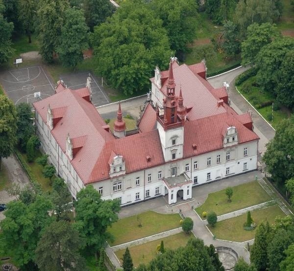 Pałac w Tułowicach. Mieści się tam powiatowy Zespół Szkół Ponadgimnazjalnych.