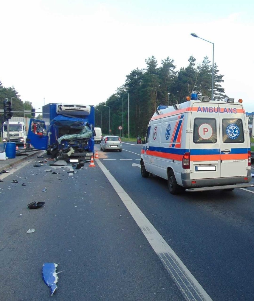 Poważny wypadek w Olkuszu. Zderzyły się dwie ciężarówki i samochód osobowy [ZDJĘCIA]