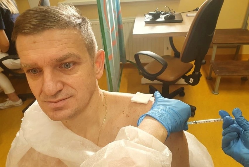 Dyrektor Sławomir Kmak zachęca mieszkańców do szczepienia...