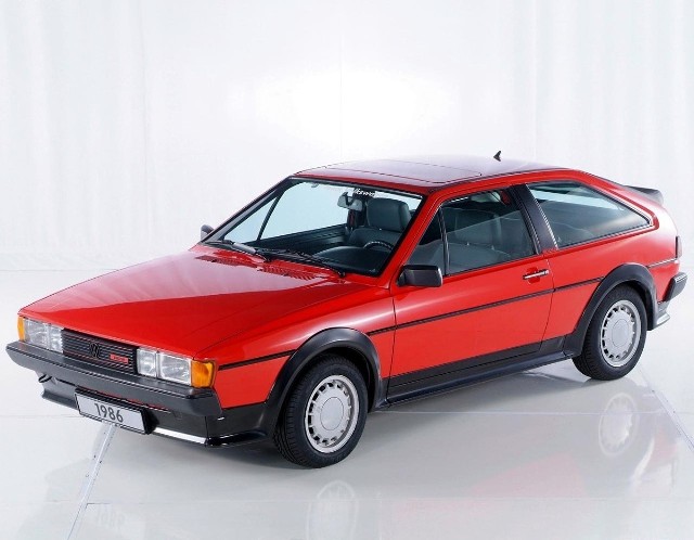 Pierwsza motoryzacyjna miłość Clarksona. Druga generacja Scirocco była produkowana w latach 1981-1992 i została zastąpiona modelem Corrado. Znany z ostrego pióra i bezlitosnego rozprawiania się z wszelkimi wadami samochodów Brytyjczyk wspomina tego Volkswagena z zaskakującą czułością.Najsłabszy wariant Scirocco dysponował 75 KM mocy, natomiast najmocniejsza wersja korzystała z 139 KM, rozpędzała się do 208 km/h, a pierwszą "setkę" osiągała w 8,1 sekundy.