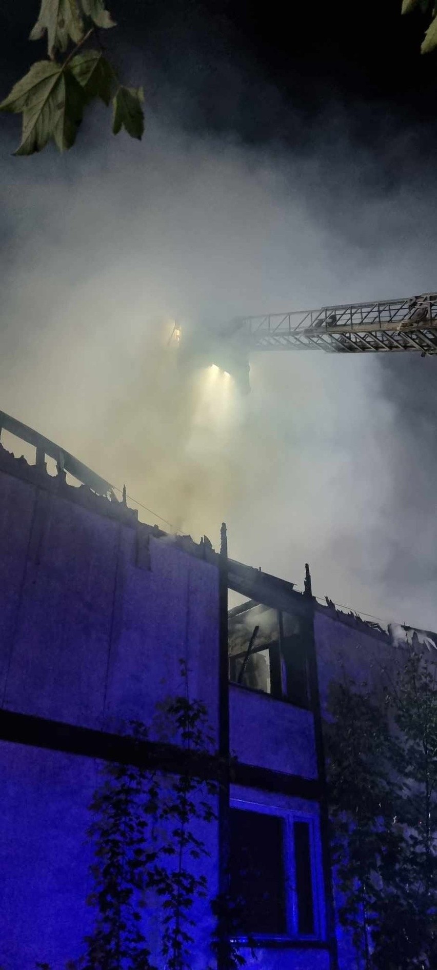 Przez całą noc płonął dawny hotel MSWiA w Tuszynie. Straty oszacowano na 300 tys. zł