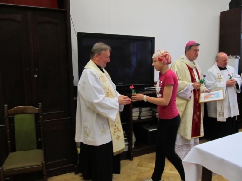 Wrocław: Arcybiskup Józef Kupny odwiedził dziecięcą klinikę przy Bujwida (ZDJĘCIA)