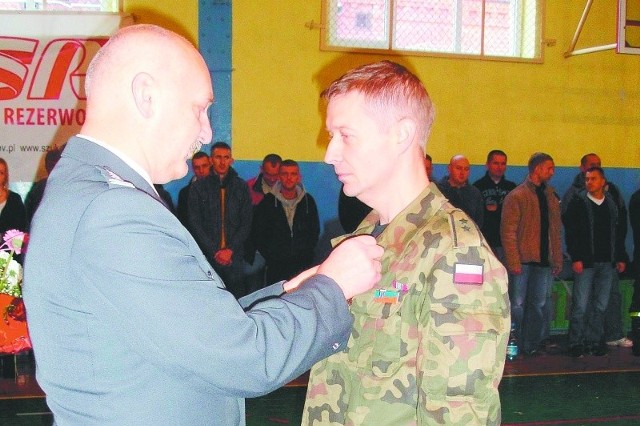 St. chor. rez. Arkadiusz Polkowski otrzymał Gwiazdę Iraku z rąk płk. Andrzeja Szczołka, szefa sztabu wojskowego w Olsztynie