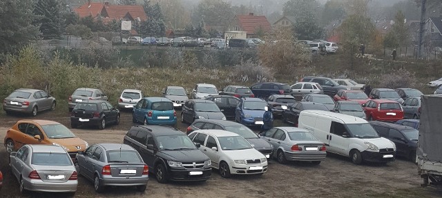 Z powodu braku miejsca przy cmentarzu na Jędrzychowie kierowcy stawiają auta na tzw. dzikim parkingu
