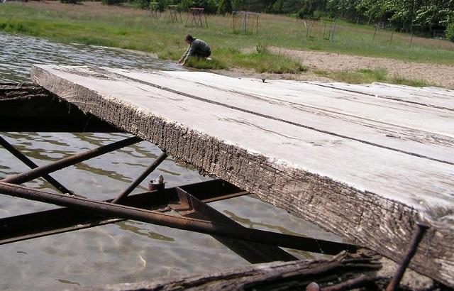 Dziurawy pomost nad jeziorem w Świeszynie. 