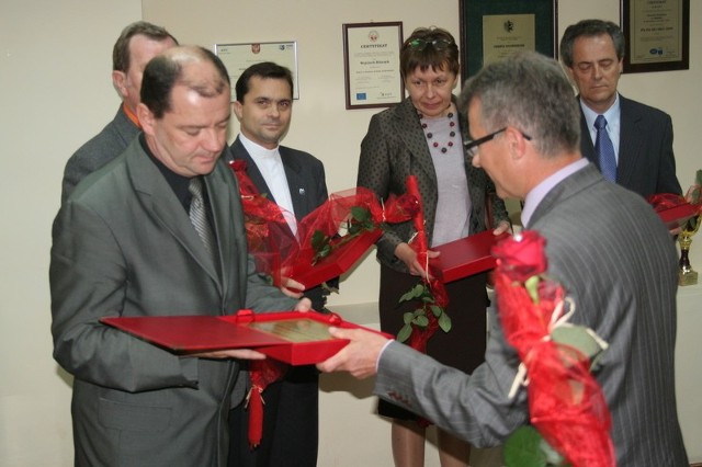 Jacek Kordowski, dyrektor ZS nr 2 (pierwszy od lewej), odbiera od starosty pamiątkową tabliczkę. Za nim: Jan Went, Janusz Rempalski, Małgorzata Giżyńska i Marek Jabłoński