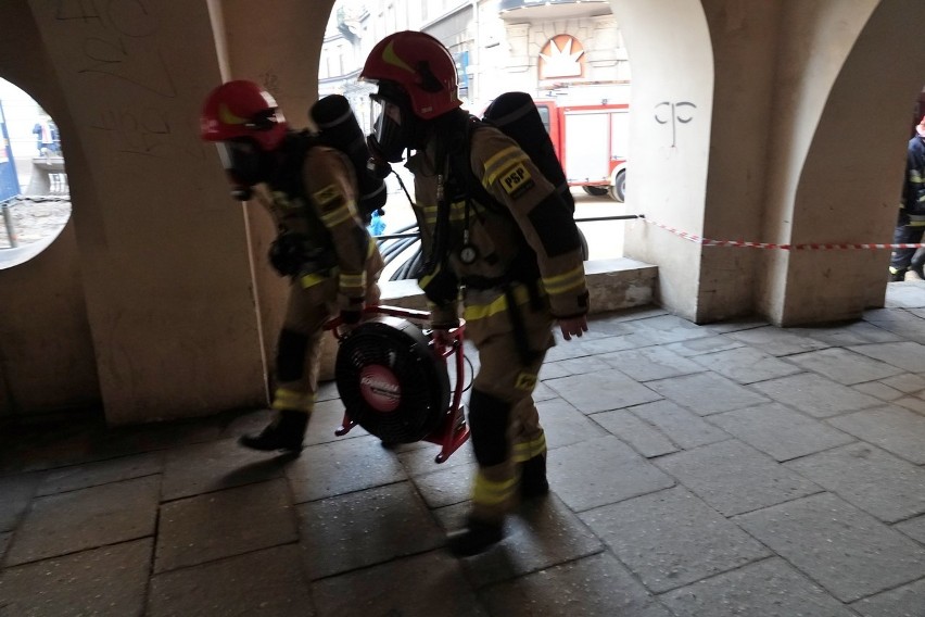 Trujący zapach na ul. Dietla 41. Szybka interwencja ekipy przeciwchemicznej