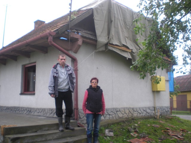 Pani Maria Majewska z synem - kilka godzin po tym, jak wiatr zerwał im część dachu z domu...