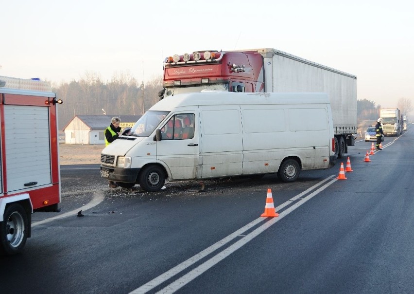 Wypadek koło Szczercowa. Dwie osoby ranne w zderzeniu volskwagena ze scanią [ZDJĘCIA]